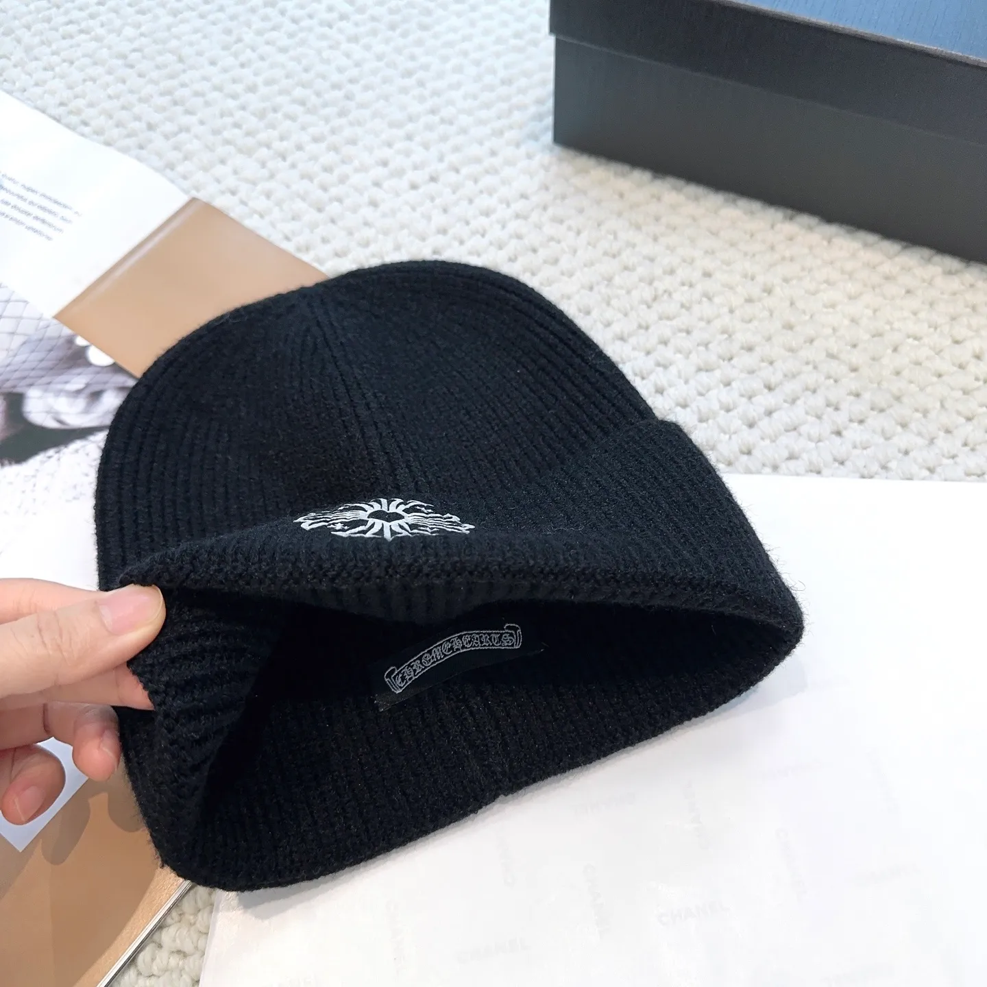 P46 🤍Chrome hearts new autumn and winter cross knitted hat🧶 One of the must-have hats in autumn and winter~ It really looks good on whoever wears it~, it is also a perfect match in black and white and gray in autumn~
